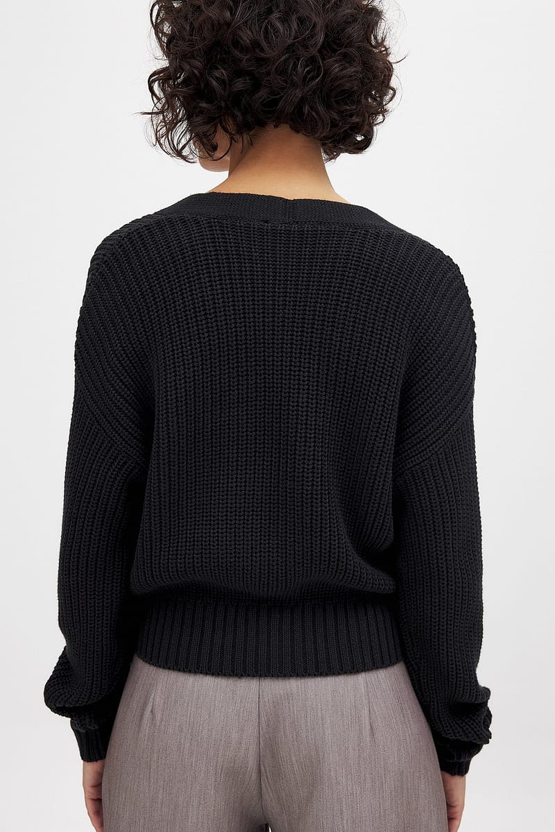 Short Knitted Cardigan - Black