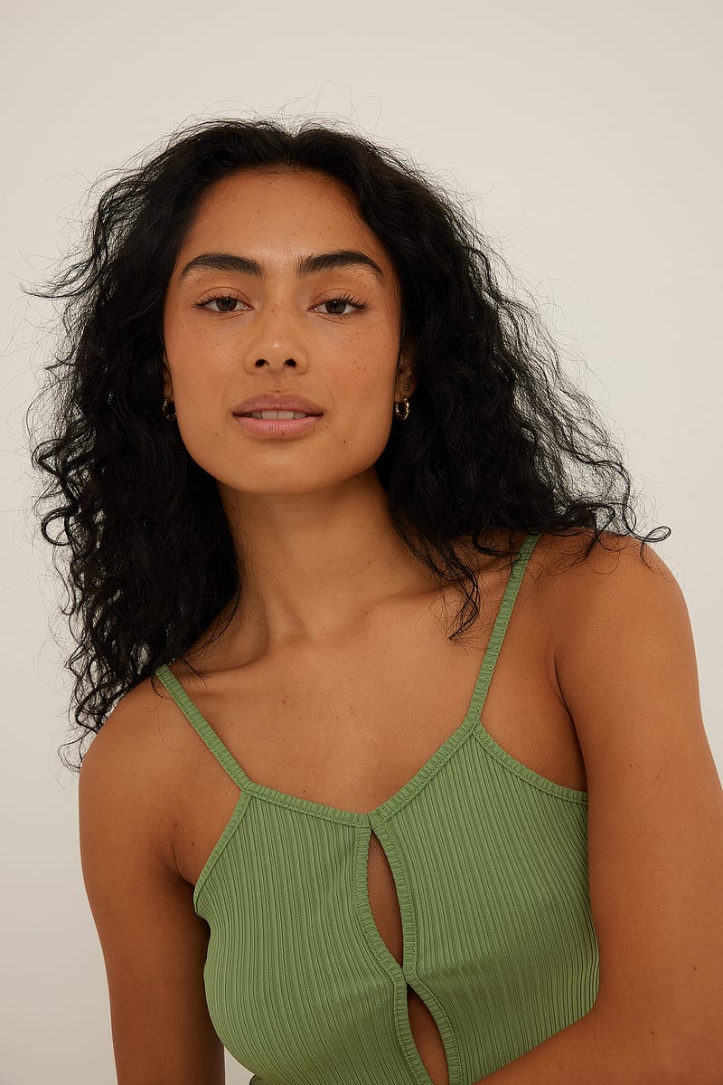 Keyhole Detail Singlet