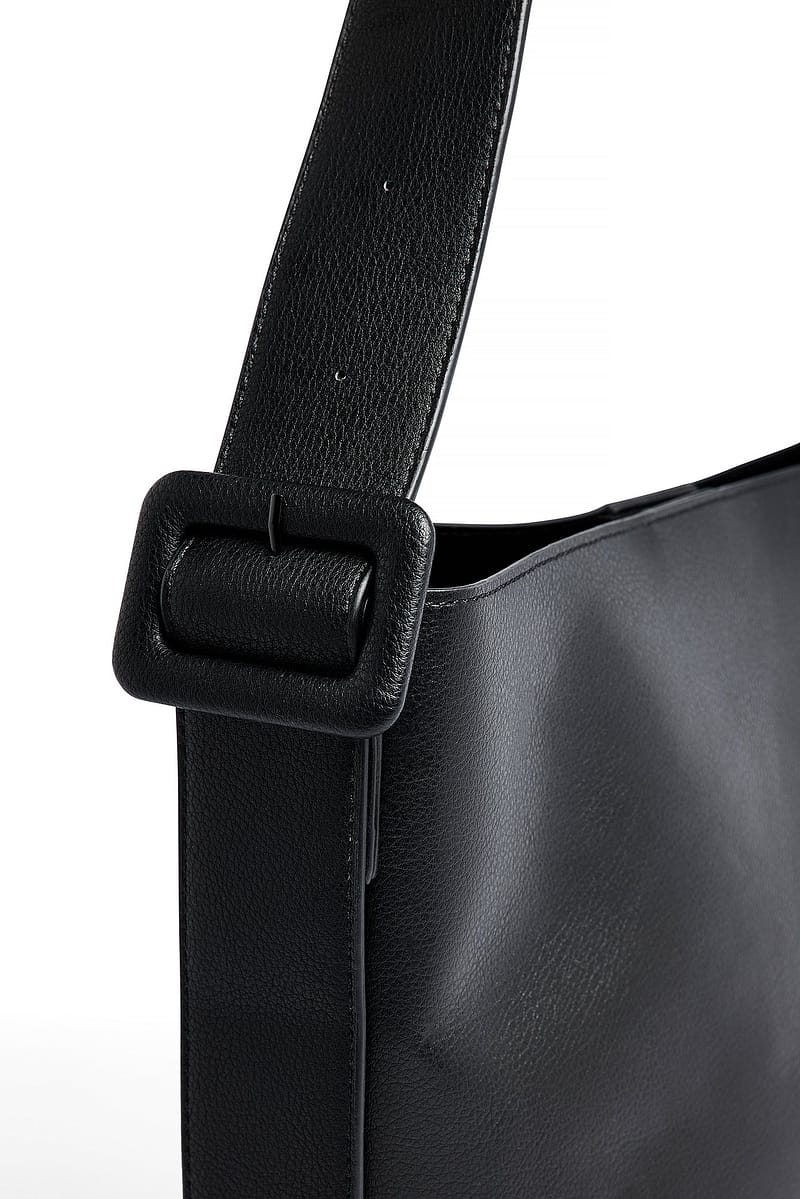 5638-buckle-totebag-black-1.jpg